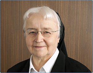 Schwester Dr. h. c. M. Basina Kloos
